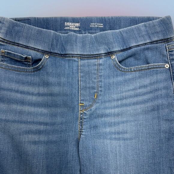 SIGNATURE by LEVI’S Women’s 4 PULL ON CAPRI Blue Jeans - Picture 1 of 4